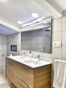 La salle de bains est pourvue d'un lavabo et d'un miroir. dans l'établissement Mon Residence Sant Jeroni, à Manresa