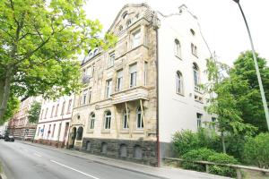 un bâtiment situé sur le côté d'une rue dans l'établissement Green Residence Boutique Lofts & Villa, à Offenbach-sur-le-Main