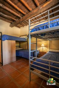 a bedroom with two bunk beds in a room at Albergue El Solitario in Baños de Montemayor