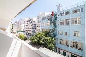 リスボンにあるFLH Gulbenkian Flat with Balconyの建物のバルコニーからの眺め