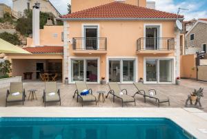 a villa with a swimming pool and a house at Villa Iva Osibova in Milna