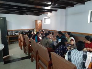 een groep mensen die aan tafels in een restaurant zitten bij The Boat Jetty Bungalow in Cochin +13 foto's