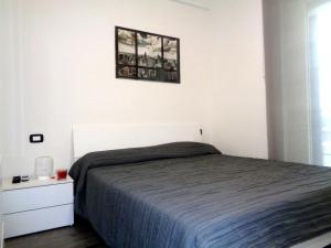 a bedroom with a bed and a picture on the wall at Caput Mundi Anagina IV in Rome