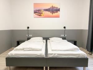 En eller flere senge i et værelse på Dominik Panzió
