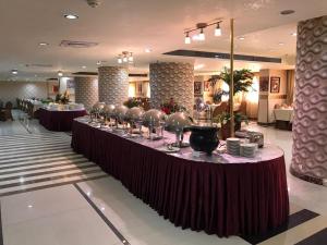 Un restaurante o sitio para comer en Bab Al Multazam Concorde Hotel