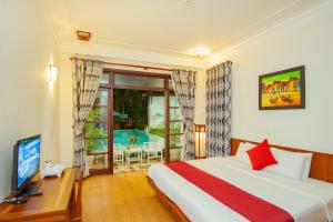 Giường trong phòng chung tại Tropical Garden & Pool Villa