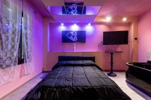 a bedroom with a bed and a purple wall at Afrodite IdroSuite in Piano di Follo