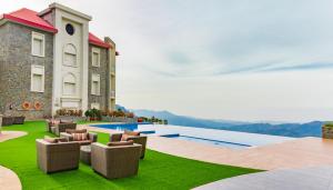 Fortune Select Forest Hill, Kasauli - Member ITC Hotels' Group内部或周边的泳池