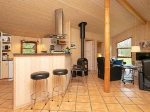 eine Küche mit einer Bar und Hockern in einem Zimmer in der Unterkunft 8 person holiday home in Fjerritslev in Torup Strand