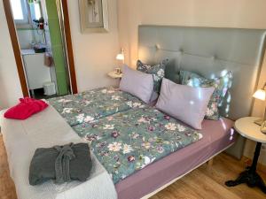 a bedroom with a bed with a headboard and pillows at Casa La Paloma in El Jaral