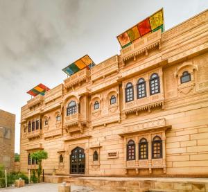 budynek z flagami na górze w obiekcie Hotel Heritage House w mieście Jaisalmer