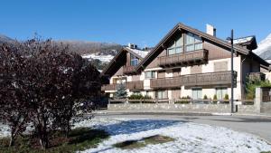 una casa in montagna con neve sul terreno di Italianway - Castellazzi 14 Marmotta a Bormio