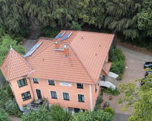 ヴァーレンにあるFewo 1 Waren Müritz - Haus Buchen am Tiefwarensee - 1 Ziのオレンジ色の屋根の家屋