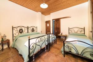 Una cama o camas en una habitación de Agriturismo Girolomoni - Locanda