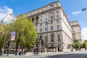 um grande edifício com pessoas do lado de fora em Adelphi Hotel em Liverpool