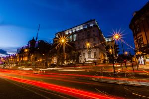 una calle de la ciudad con edificios y luces de la calle por la noche en Adelphi Hotel en Liverpool