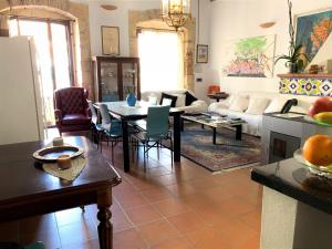 a living room with a couch and a table at Relais del Porto in Cagliari