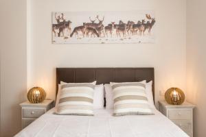 トレドスにあるTuc de Seròs by Totiaranのベッドルーム1室(鹿の写真が壁に飾られたベッド1台付)
