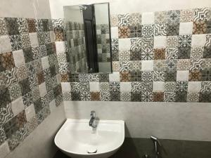 古魯瓦又爾的住宿－LAKSHMI TOURIST HOME，一间带水槽和镜子的浴室