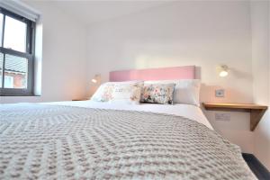 Katil atau katil-katil dalam bilik di New street Luxury town house in the centre of Holt with free PARKING for one car