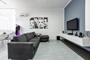 - un salon avec un canapé et une télévision dans l'établissement MStudio / Loft, à Lecce