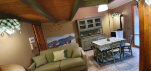 uma sala de estar com um sofá e uma mesa em SNOW HOUSE em Rivisondoli