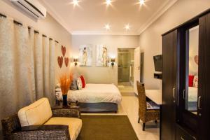 a hotel room with a bed and a bathroom at New Bali Guesthouse in Newcastle +42 photos
