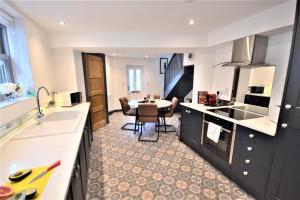 מטבח או מטבחון ב-New street Luxury town house in the centre of Holt with free PARKING for one car