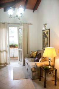 - un salon avec un canapé et une table avec une lampe dans l'établissement Beulah Hotel Boutique, à Asuncion