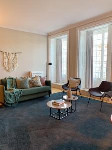 uma sala de estar com um sofá e uma mesa em Oporto Serviced Apartments - Miragaia no Porto