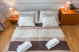een slaapkamer met een bed met 2 kussens erop bij Na Stromej in Zakopane
