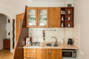 een keuken met houten kasten en een wastafel bij Na Stromej in Zakopane