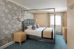 ein Schlafzimmer mit einem Himmelbett in der Unterkunft Bridgewood Manor Hotel & Spa in Chatham