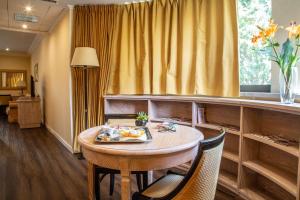 Best Western Park Hotel Roma Nord في فيانو رومانو: طاولة عليها صينية طعام