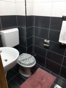 ein schwarz-weißes Bad mit WC und Waschbecken in der Unterkunft Bed and Breakfast M Jasmin in Sarajevo