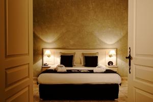 Postel nebo postele na pokoji v ubytování Hôtel L' Estelle en Camargue + 37 fotografií