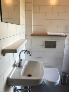 Garnwerd的住宿－Klein Garnwerd 9，一间带水槽和卫生间的浴室