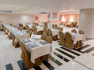 فندق باب الملتزم كونكورد في مكة المكرمة: قاعة احتفالات بالطاولات البيضاء والكراسي