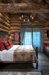 Een bed of bedden in een kamer bij Amazing Highcliffe Lodge Vail