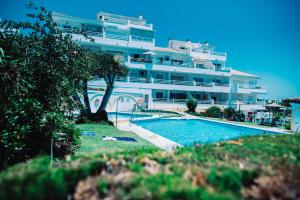 Bazén v ubytování APARTMENT LA CALA DREAM & SEA VIEW nebo v jeho okolí