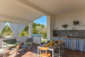 a kitchen and living room with a table and chairs at Torre San Martino in Polignano a Mare