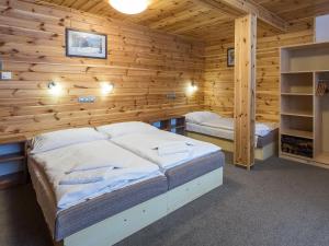 Postel nebo postele na pokoji v ubytování EA Horský Hotel Hájenka