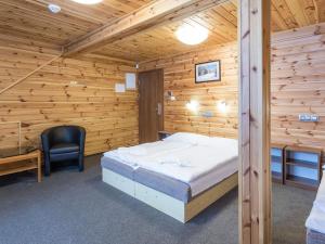 Postel nebo postele na pokoji v ubytování EA Horský Hotel Hájenka