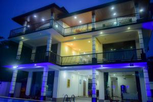 un edificio di notte con luci viola di Minuri Villa a Hikkaduwa