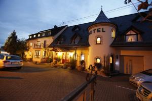 un edificio con un coche aparcado delante de él en Landhotel Villa Moritz garni, en Oberahr