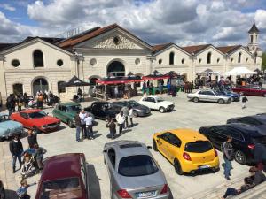een groep auto's geparkeerd op een parkeerplaats voor een gebouw bij Beautifully renovated rooms on Place New York in Angoulême +12 foto's
