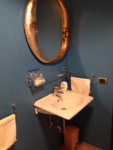 a bathroom with a sink and a mirror on the wall at La Villa delle Rose near Venice in Trebaseleghe +19 photos
