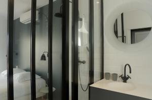a bathroom with a shower and a sink and a mirror at L'Echoppe - Maison 3 chambres avec 2 salles de bain et grande Terrasse in Talence +15 photos