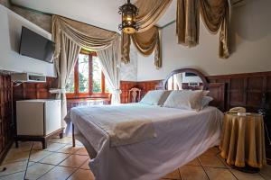 ブロタスにあるPousada Estalagem de Brotasのベッドルーム(大型ベッド1台、テレビ付)