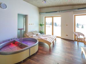 um quarto com uma grande banheira no meio de um quarto em EA Horský Hotel Hájenka em Modrava